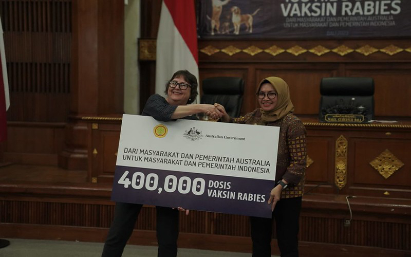 Konsul Jenderal Australia, Anthea Griffin, saat menyerahkan 400.000 dosis vaksin rabies anjing dari Pemerintah Australia kepada Pemerintah Indonesia di Denpasar, Bali, Selasa (15/8/2023).