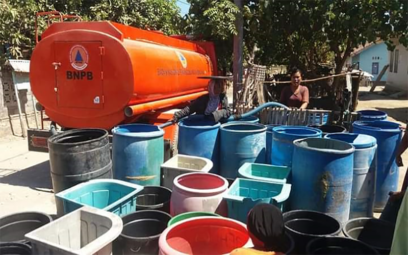Distribusi air bersih kepada warga terdampak kekeringan di Kecamatan Bolo Kabupaten Bima oleh petugas BPBD Kabupaten Bima beberapa tahun lalu.