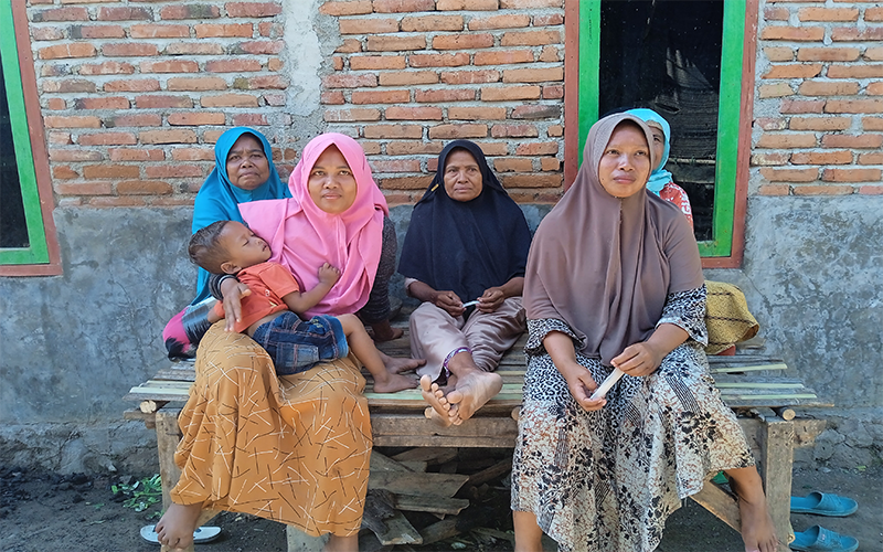 Sejumlah ibu rumah tangga yang juga buruh tambak garam di Desa Sanolo Kecamatan Bolo Kabupaten Bima yang sudah tercakup sebagai peserta BPJS Kesehatan dan belum tercakup dalam Program JKN. Foto US/ Berita11.com.