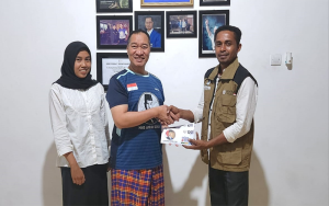 HMS saat menyerahkan bantuan Rp20 Juta kepada Kepala SMK Islam Terpadu Ulil Albab Ponpes Ulil Albab Kecamatan Lambu Kabupaten Bima, Rabu (9/8/2023).