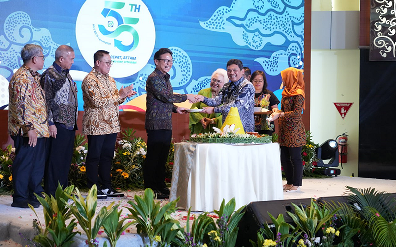Direktur Utama BPJS Kesehatan, Ghufron Mukti menyerahkan potongan tumpeng kepada Menkes RI, Budi Gunadi Sadikin saat Sarasehan HUT ke-55 BPJS Kesehatan, Senin (31/7/2023) lalu.