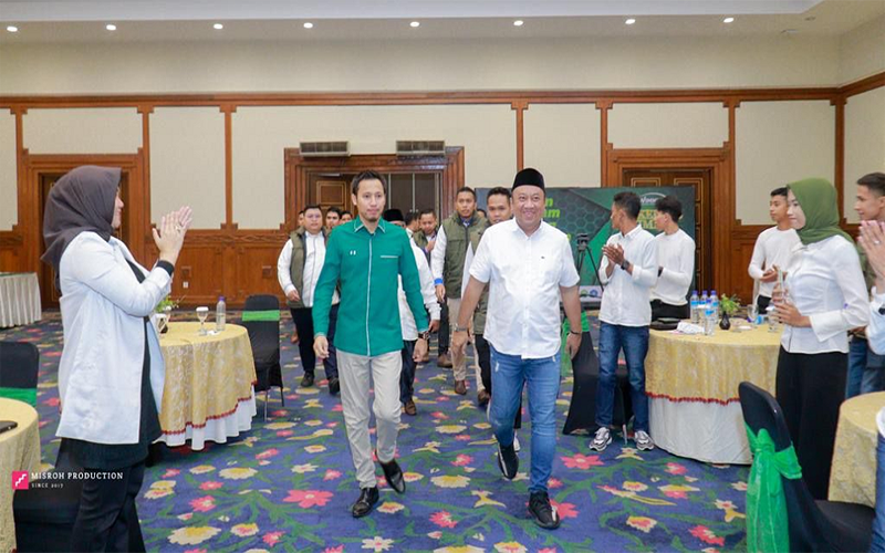Politisi PKB, H Lalu Hadrian Irfani saat menghadiri kegiatan bersama sejumlah pemuda.