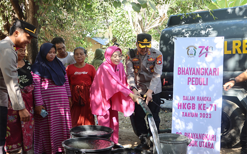 Kapolres Lombok Utara, AKBP Didik Putra Kuncoro dan Ketua Cabang Bhayangkari Lombok Utara saat menyalurkan air bersih bagi warga terdampak bencana kekeringan di Kecamatan Kayangan KLU, Senin (7/8/2023).