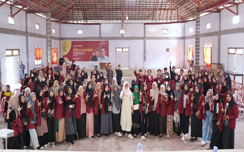 Foto bersama Koodinator Perguruan Tinggi Kampus Mengajar 6 STKIP Tamsis Bima, Ainun Fitriani, M.Pd dengan peserta sosialiasi program Kampus Mengajar 6 di Auditorium Sudirman STKIP Tamsis Bima, Jalan Lintas Bima-Sumbawa, Jumat (11/8/2023). Foto Ist.