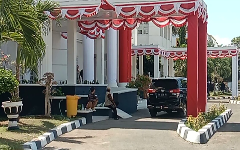 Suasana teras kantor Pemkot Bima saat tim penyidik Komisi Pemberantasan Korupsi masih melakukan penggeledahan di kantor Pemkot Bima, Selasa (29/9/2023) siang. Foto Marsin/ Berita11.com.