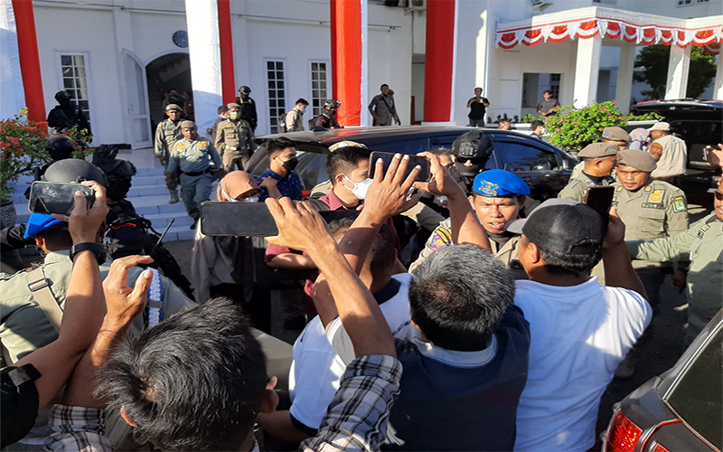 Kerumunan awak media yang hendak mewawancarai tim KPK yang keluar dari pelataran kantor Pemkot Bima usai menggeledah tiga ruangan di kantor setempat, Selasa (29/8/2023) sore.