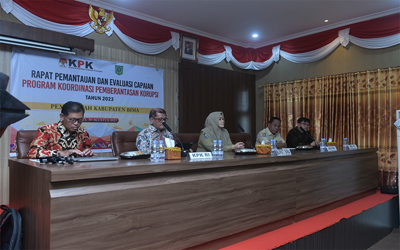 Kasatgas Wilayah V KPK RI menghadiri rapat pemantauan dan evaluasi capaian program koordinasi pemberantasan korupsi bersama stake holder di Kabupaten Bima di ruang rapat utama kantor Pemerintah Kabupaten (Pemkab) Bima, Selasa (29/8/2023).