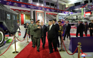 Pemimpin Korea Utara Kim Jong Un dan Menteri Pertahanan Rusia Sergei Shoigu mengunjungi pameran peralatan bersenjata dalam rangka peringatan 70 tahun gencatan senjata Perang Korea dalam gambar yang dirilis oleh Kantor Berita Pusat Korea Utara pada 27 Juli 2023