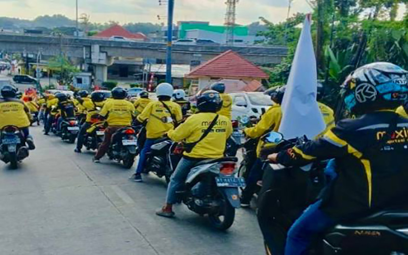 Mitra Pengemudi Maxim saat menggelar konvoi memeriahkan HUT ke-78 Republik Indonesia.