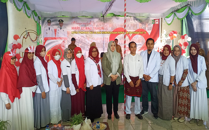 Foto bersama Bupati Bima, Hj Indah Dhamayanti Putri dengan Direktur RSUD Sondosia, Firman dan Nakes saat puncak HUT ke-12 RSUD Sondosia, Senin (21/8/20223). Foto Ory/ Berita11.com.