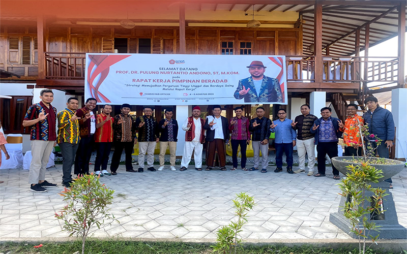 Foto bersama Ketua STKIP Tamsis Bima, Ibnu Khaldun Sudirman dengan Civitas STKIP Tamsis Bima di Tamsis Hub Officer Mataram, belum lama ini.