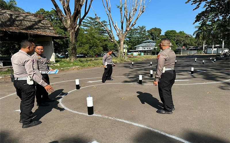 Petugas Satuan Lalu Lintas Polres Kota Mataram melakukan uji coba lintasan baru di bekas Bandara Selaparan Kota Mataram, Senin (7/8/2023).