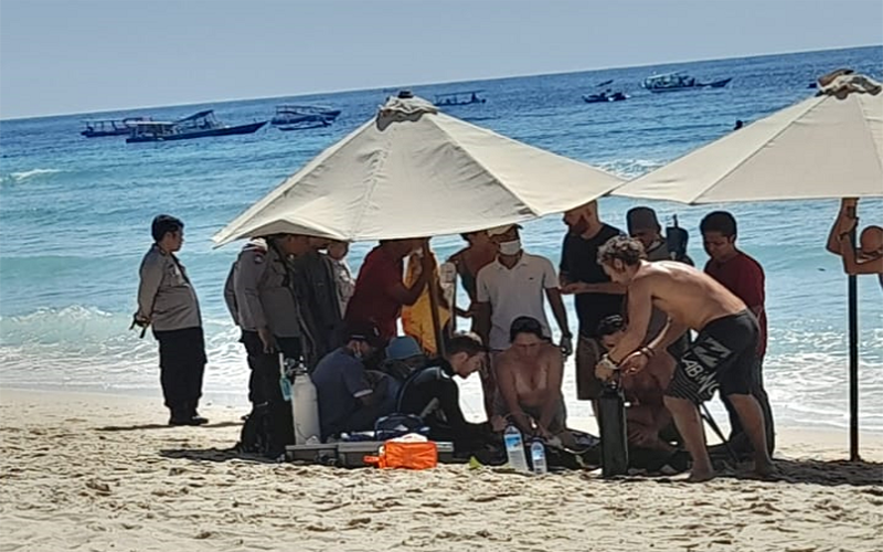 Upaya tim menolong korban dengan memberikan pertolongan pertama di pinggir pantai di Gili Terawangan, Lombok Utara, Selasa (8/8/2023) pagi.