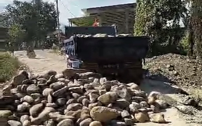 Kondisi jalan sekitar jembatan Desa Bolo Kecamatan Madapangga Kabupaten Bima, Nusa Tenggara Barat yang menghubungkan sejumlah desa di Madapangga setelah aksi pemilik lahan menutupnya tidak dapat dilewati kendaraan, Minggu (20/8/2023).