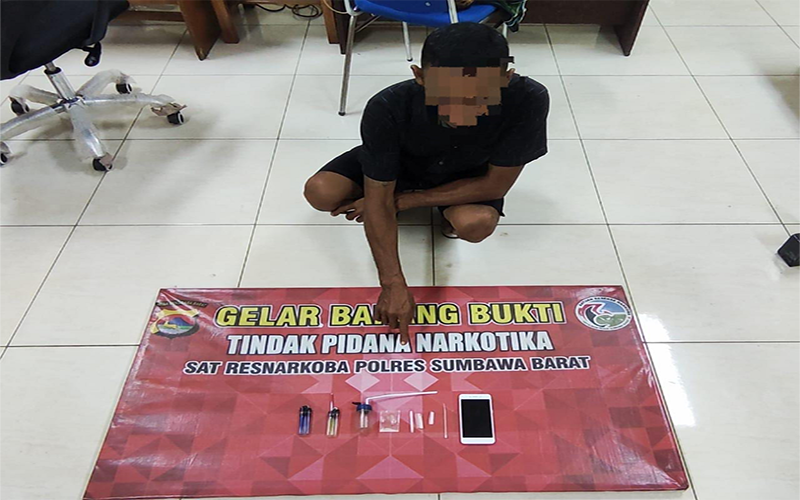 Pemilik Narkoba dan barang bukti yang diamankan polisi.