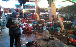 Aktivitas pedagang di pasar tradisional Sila Kecamatan Bolo Kabupaten Bima. Foto US/ Berita11.com.
