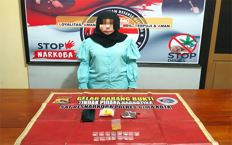 Ibu rumah tangga JM alias IW (30 tahun) asal Kecamatan Sape Kabupaten Bima yang ditangkap polisi karena diduga pengedar sabu-sabu. Polisi menyita 15 poket sabu-sabu dari tempatnya, Sabtu (26/8/2023).