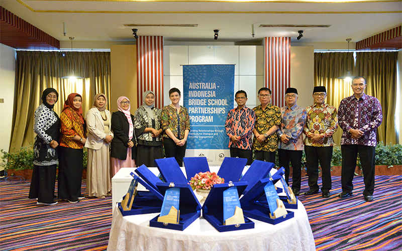 Foto bersama pejabat Kedutaan Besar Australia untuk Indonesia dengan pimpinan sejumlah sekolah usai penandatanganan kesepahaman program kemitraan sekolah BRIDGE Australia-Indonesia.