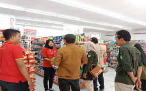 Tim Bidang Pengelolaan Pasar dan Perlindugan Konsumen Disperindag Kabupaten Bima saat melaksanakan inspeksi mendadak di retail modern di Desa Bajo, Kecamatan Soromandi Kabupaten Bima, Kamis (31/8/2023) pagi.