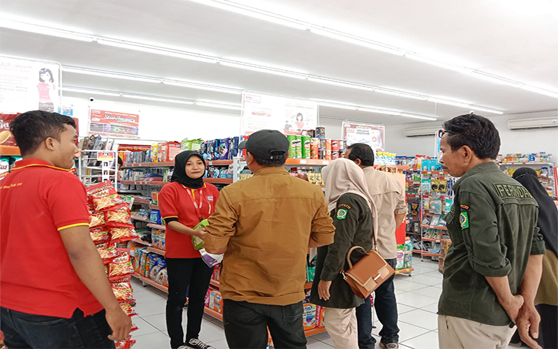 Tim Bidang Pengelolaan Pasar dan Perlindugan Konsumen Disperindag Kabupaten Bima saat melaksanakan inspeksi mendadak di retail modern di Desa Bajo, Kecamatan Soromandi Kabupaten Bima, Kamis (31/8/2023) pagi.