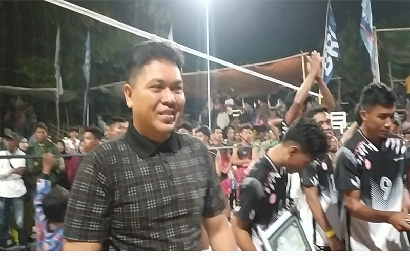 Komandan Kodim 1608/ Bima, Letkol Inf Andi Lulianto diwawancarai wartawan di sela-sela menutup Open Tournament Bola Volly yang diselenggaran Kodim 1608/ Bima di Kecamatan Bolo Kabupaten Bima, Sabtu (2/8/2023) malam. Foto Ori Berita11.com.