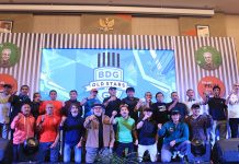 Sejumlah mantan bintang Persib berfoto bersama saat peluncuran gerakan Bandung Old Stars for GP, di Bandung (14/9/2023).