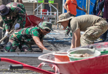 Tentara Angkatan Darat AS dari Kompi Engineer ke-770, Batalyon Engineer ke-479, Brigade Theater Engineer ke-35, dan Anggota TNI sedang mengerjakan proyek konstruksi di sebuah sekolah di Sumberejo, Jawa Timur, dalam Super Garuda Shield 2023. /Foto Angkatan Darat AS.