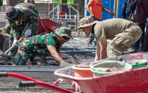 Tentara Angkatan Darat AS dari Kompi Engineer ke-770, Batalyon Engineer ke-479, Brigade Theater Engineer ke-35, dan Anggota TNI sedang mengerjakan proyek konstruksi di sebuah sekolah di Sumberejo, Jawa Timur, dalam Super Garuda Shield 2023. /Foto Angkatan Darat AS.
