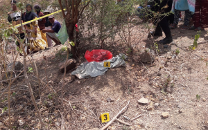 Lokasi temuan jasad bayi terkubur di Soncotengge Kota Bima terpasang garis polisi saat aparat kepolisian melakukan olah tempat kejadian perkara, Selasa (12/9/2023) siang.