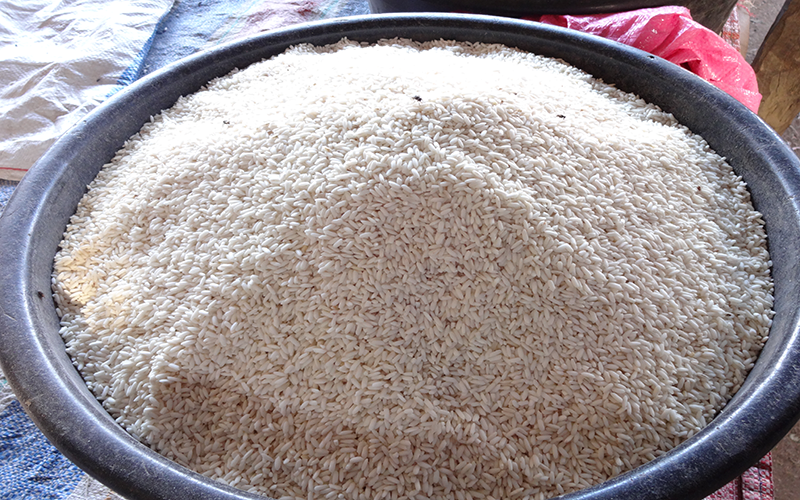 Beras ketan yang dijual pedagang di Pasar Sila Kecamatan Bolo Kabupaten Bima. Foto US/ Berita11.com.