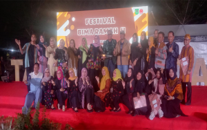 Foto bersama Bupati Bima, Hj Indah Dhamayanti Putri, Wakil Bupati Bima, H Dahlan M Noer bersama peserta fashion show Festival Bima Ramah yang berlangsung di Taman Panda Kabupaten Bima, Sabtu (16/9/2023) malam.