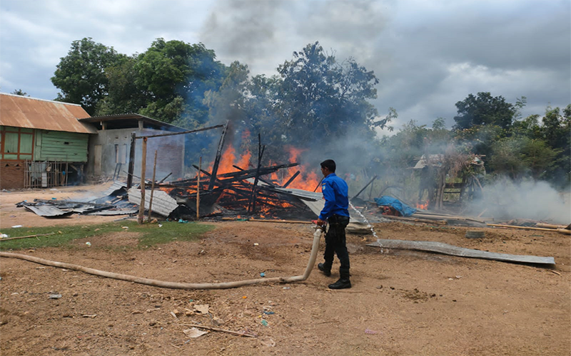 Insiden kebakaran hebat di RT 14/08 Desa Sangia Kecamatan Sape, Kabupaten Bima, Nusa Tenggara Barat, Senin (18/9/2023) siang yang menghanguskan rumah milik Ismail. Nilai kerusakan ditaksir Rp100 juta.