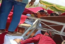 Tangkapan layar rekaman video saat upaya evakuasi korban insiden panggung ambruk saat Festival Bima Ramah di Taman Panda Kecamatan Palibelo Kabupaten Bima, Nusa Tenggara Barat, Sabtu (16/9/2023) siang.