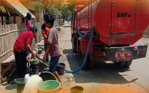 Petugas BPBD Kabupaten Bima saat menyalurkan bantuan air bersih di Desa Nata Kecamatan Palibelo Kabupaten Bima, Rabu (6/8/2023).