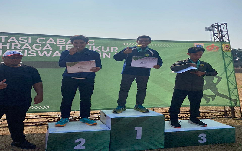 Sunardin dan dua finalis lain cabor atletik usai menerima medali dari Dispora DKI Jakarta, Sabtu (30/9/2023).