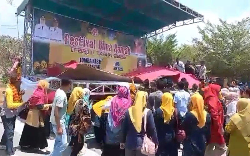 Tangkapan layar rekaman video kepanikan pegawai dan warga saat panggung Festival Bima Ramah di Taman Panda Kecamatan Palibelo Kabupaten Bima, Nusa Tenggara Barat, ambruk dan menyebabkan sejumlah pejabat mengalami luka serius, Sabtu (16/9/2023) siang.