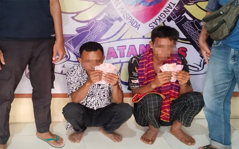 Dua terduga pengedar uang palsu di Kabupaten Bima, Nusa Tenggara Barat, yang berhasil dibekuk aparat kepolisian.