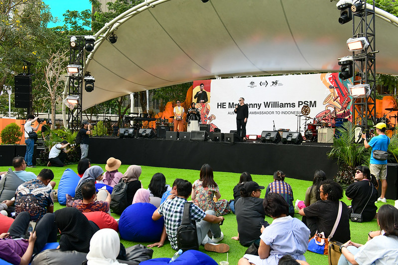 Duta Besar Australia untuk Indonesia, Penny Williams PSM menyampaikan sambutan saat festival Gig on the Green di Jakarta untuk para alumni universitas-universitas di Australia, Sabtu (14/10/2023).
