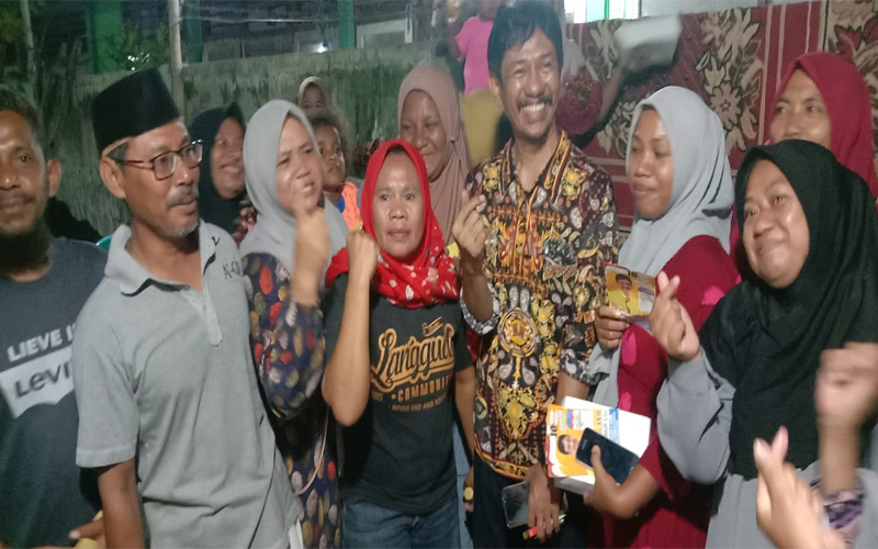 Anggota DPRD Provinsi Nusa Tenggara Barat, Ahmad Dahlan foto bersama warga di sela-sela menyerahkan bantuan kepada Masyarakat di Lingkungan Saleko Kelurahan Sarae Kota Bima, Senin (30/10/2023).