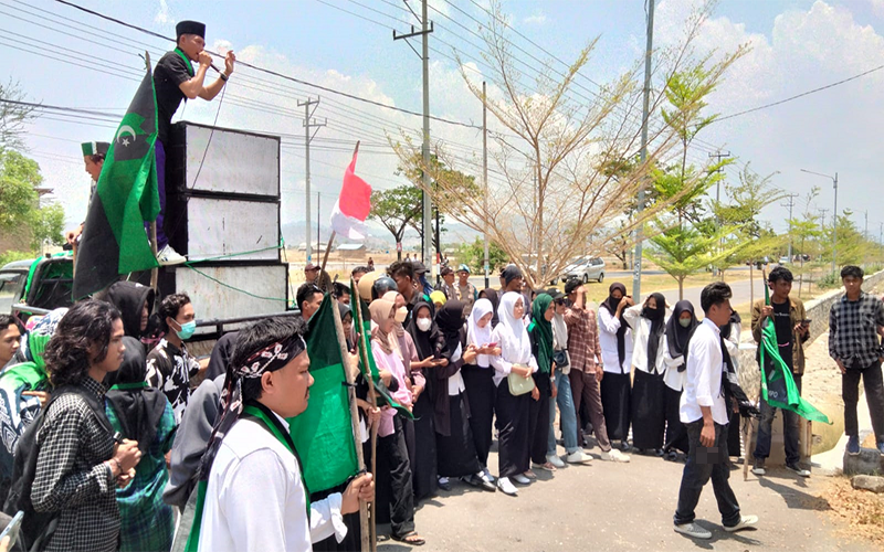 Massa HMI MPO saat menggelar aksi di depan gerbang kiri kantor Pemkab Bima, Kamis (12/10/2023) siang.
