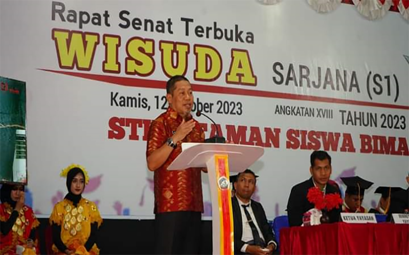 (Pj) Wali Kota Bima H Mohammad Rum menyampaikan sambutan saat menghadiri Rapat Senat Terbuka dalam rangka wisuda angkatan XVIII Tahun 2023 STKIP Taman Siswa yang berlangsung di Auditorium Sudirman di Desa Belo Kecamatan Palibelo Kabupaten Bima, Kamis (12/10/ 2023).
