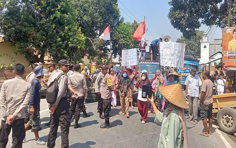 Massa Aliansi Masyarakat Pencari Keadilan Desa Rasabou saat menggelar aksi menutup ruas jalan negara Lintas Bima-Sumbawa di persimpangan di depan SDN 3 Sila Kecamatan Bolo Kabupaten Bima, Rabu (25/10/2023) siang.