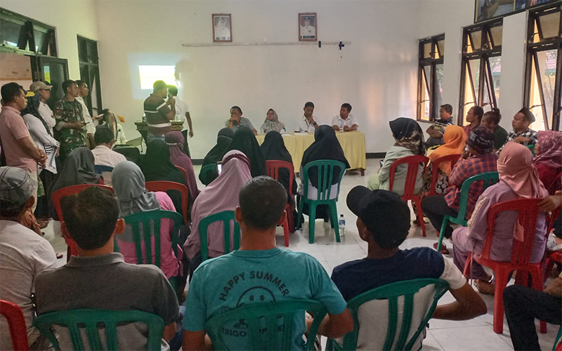 Audiensi massa Aliansi Masyarakat Pencari Keadilan Desa Rasabou dengan Kementerian Agraria / Badan Pertanahan Nasional (ATR/ BPN) Kabupaten Bima yang berlangsung di aula kantor Pemerintah Kecamatan Bolo Kabupaten Bima, Rabu (25/10/2023).