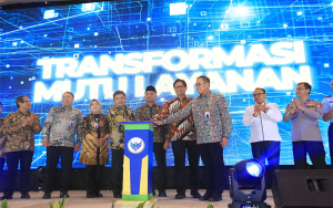 Direktur Utama BPJS Kesehatan, Ghufron Mukti dan stake holder terkait menekan tombol sirine menandai peluncuran Transformasi Mutu Layanan Program Jaminan Kesehatan Nasional di Jakarta, Senin (2/10/2023).
