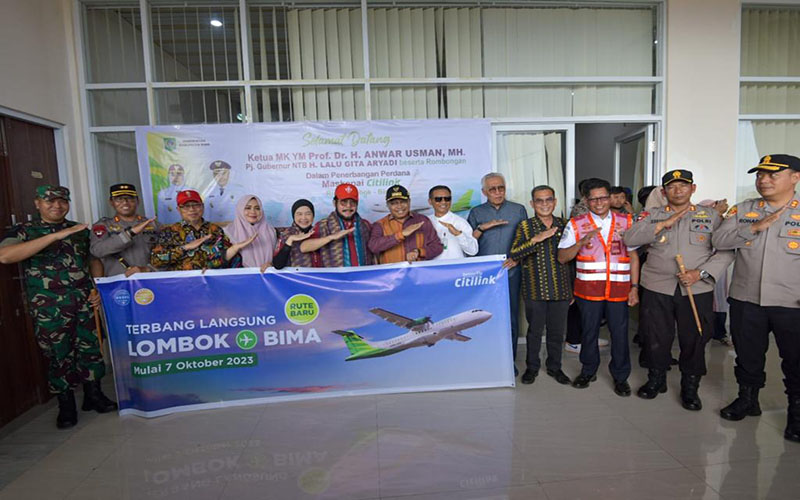 Foto bersama Ketua MK RI, Anwar Usman, Direktur Utama Citilink, Dewan Kadek Rai, Bupati Bima, Indah Dhamayanti Putri, Pj Wali Kota Bima, Muhammad Rum, Wabup Dompu, Syahrul Parsan dan anggota Forkopimda Bima dan Dompu usai penerbangan perdana Lombok-Bima Maskapai Citilink, Sabtu (7/10/2023).