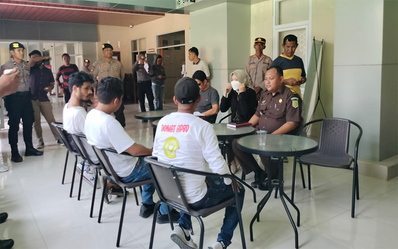 Perwakilan massa Aliansi Masyarakat Gerakan Anti Korupsi (AMGKA) Kabupaten Dompu saat diterima pihak Kejari Dompu, Kamis (26/10/2023). Foto RUL/ Berita11.com.