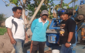 Kepala Desa Nggembe, Yusuf Aziz (kanan) foto bersama di lokasi sumur pompa dalam di Desa Nggembe Kecamatan Bolo, Kabuapten Bima, Sabtu (14/10/2023).