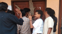 Aksi palang kantor Desa Kalampa Kecamatan Woha Kabupaten Bima, Nusa Tenggara Barat oleh Forum Mahasiswa dan Pemuda Kalampa, Rabu (25/10/2023) siang.