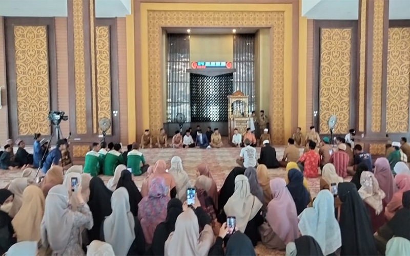 Suasana Tabligh Akbar oleh Ustadz Muda Koh Dennis Lim di Masjid Agung Kabupaten Bima, Senin (23/10/2023).