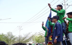 Aksi unjuk rasa massa Aliansi Badan Eksekutif Mahasiswa Perguruan Tinggi Muhammadiyah di kantor Pemerintah Kabupaten Bima, Jalan Lintas Bima-Sumbawa Kecamatan Woha Kabupaten Bima, Rabu (11/102023). Foto US/ Berita11.com.
